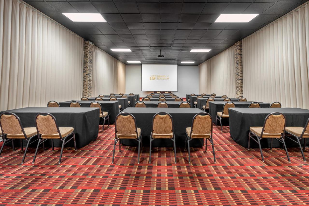 Grand Williston Hotel And Conference Center ภายนอก รูปภาพ